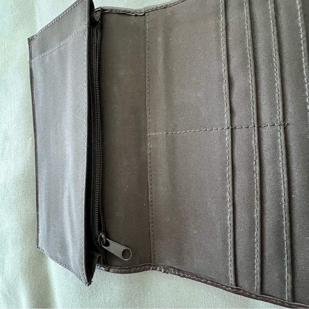 Relic Brown Paisley Tooled Embossed Tri-Fold Clutch Wallet - Picture 6 of 9